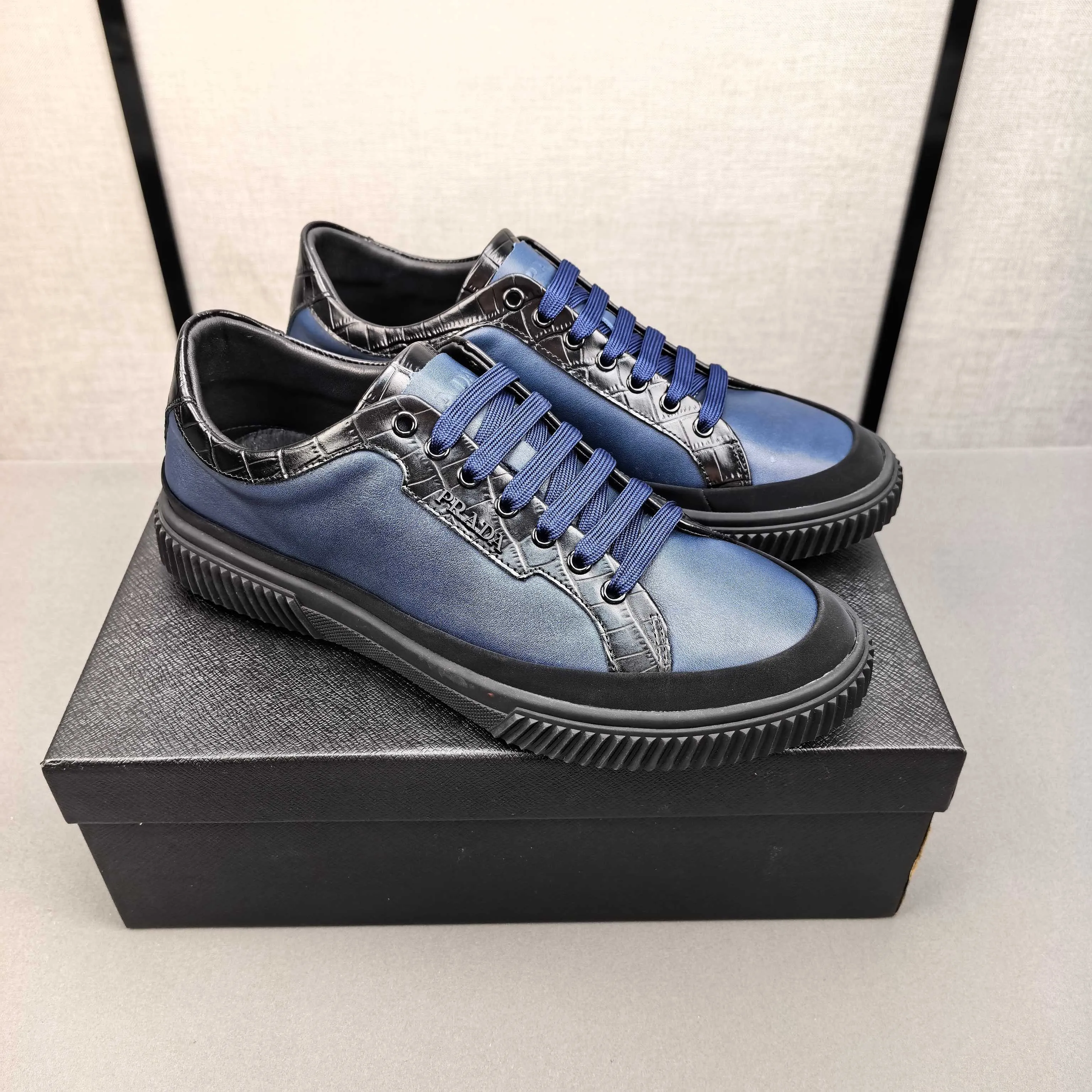 PP420❣️❣️❣️Prada set off the audience! Prada, an international brand that is constantly innovating, this men's casual shoe, the original version, made of cowhide leather at a ratio of one to one at the store, with leather feet and rubber non-slip outsole, breathable and comfortable, quality speaks for itself👄38-44